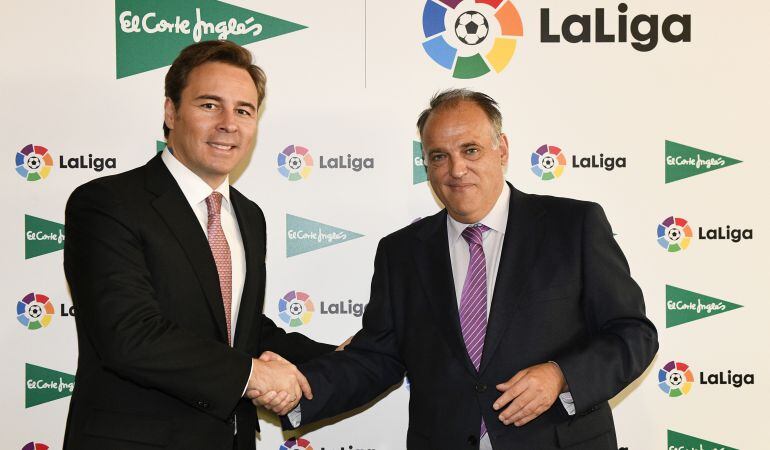 Dimas Gimeno, presidente de El Corte Inglés, junto a Javier Tebas, presidente de LaLiga.