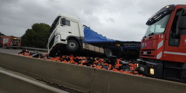 Camiones accidentados en la AP-7 a la altura de Figueres (Girona), donde había desvíos a la N-II a causa del temporal &#039;Gloria&#039;.