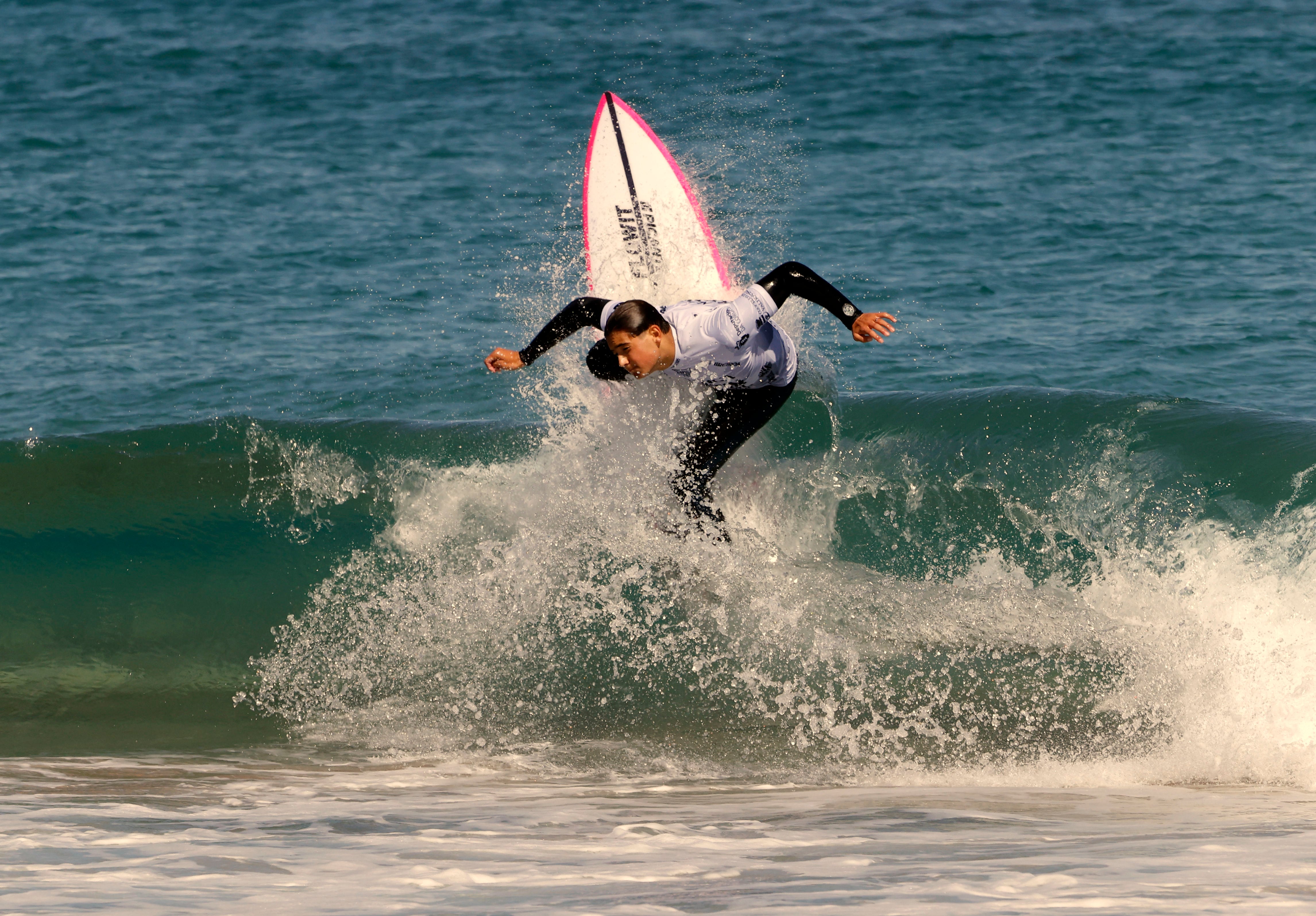 VALDOVIÑO, 09/07/2022.- Un surfista participa en la 35 edición del Abanca Pantín Classic Galicia Pro, principal prueba de surf en España, en la que cita a más de 150 de los mejores deportistas de esta especialidad en el mundo, este sábado, durante la presentación del torneo en Valdoviño. EFE/ Kiko Delgado