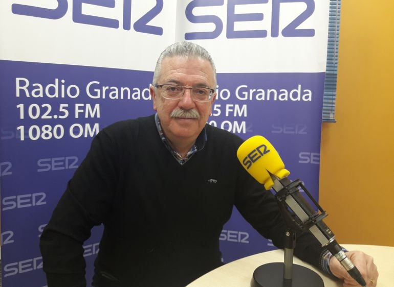 El presidente de la Asociación de Guías Turísticos de Granada, Miguel Campos, en los estudios de Radio Granada.