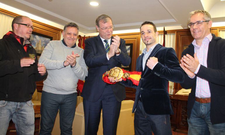 Saúl Tejada y Antonio Silván, en el centro, durante la recepción oficial