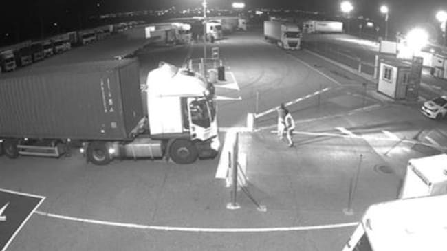 Una cámara muestra la huida de los delicuentes de un área de servicio