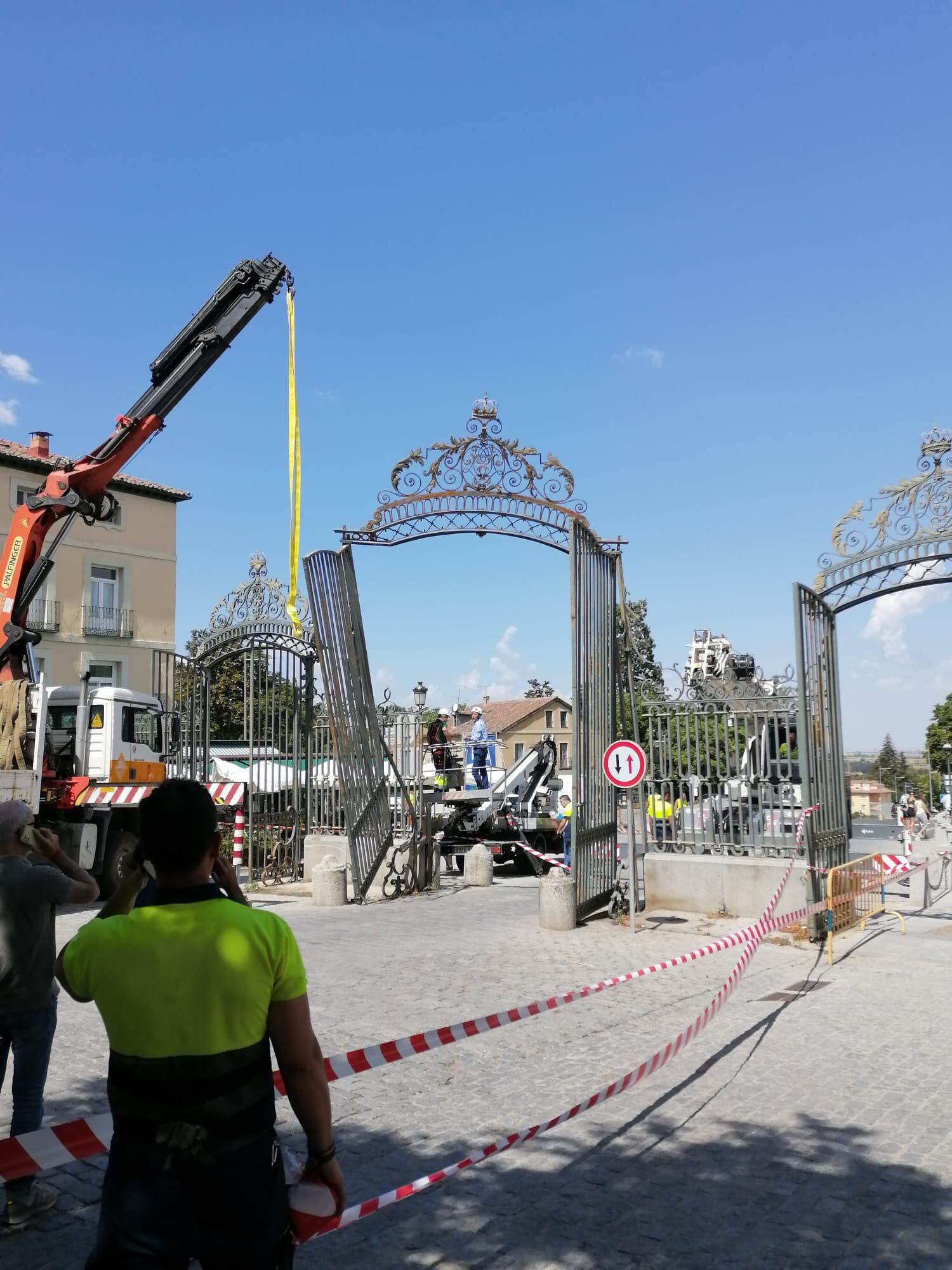 Puertas  de Segovia en el Real Sitio con una hoja caída