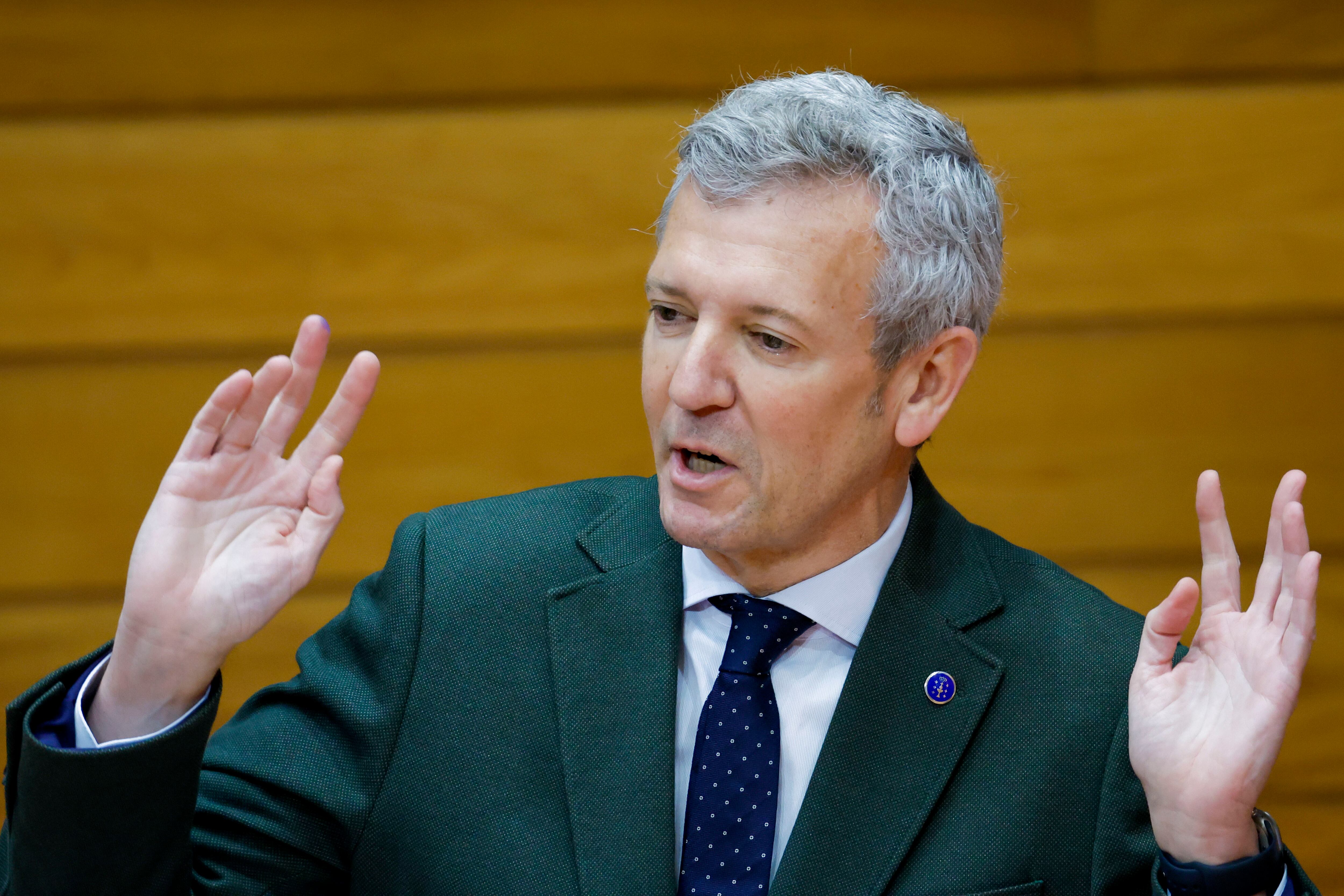 SANTIAGO DE COMPOSTELA, 26/03/2024.- El presidente de la Xunta, Alfonso Rueda, responde a las preguntas de los grupos sobre la instalación de una macrocelulosa de Altri en Palas (Lugo), este miércoles durante el pleno del Parlamento de Galicia en Santiago de Compostela.-EFE/Lavandeira jr