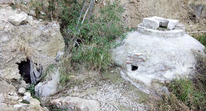 Algibe y muro del Acueducto de San Telmo que se ha podido ver afectado por las obras ilegales en la Carrera de Capuchinos