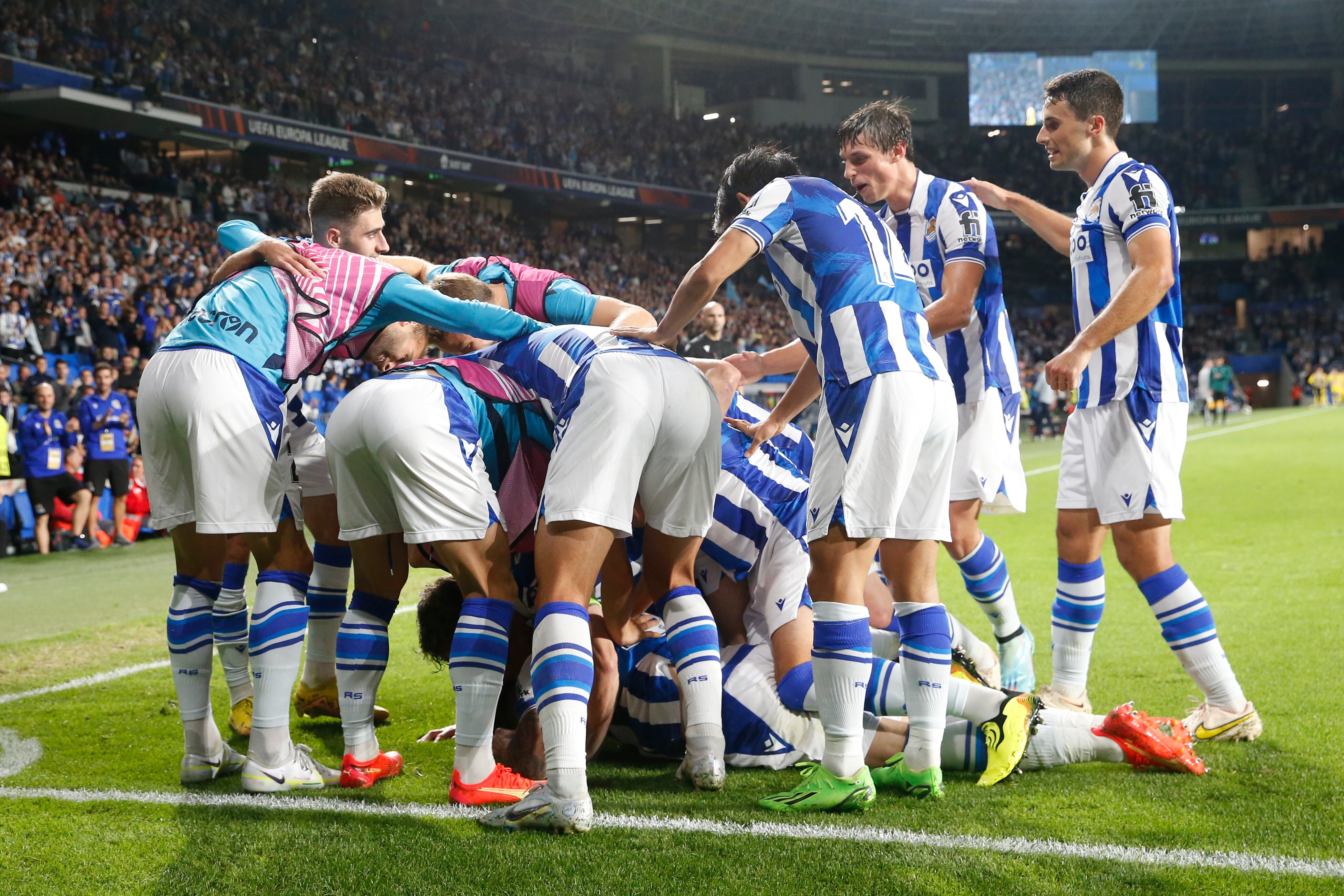 SAN SEBASTIÁN, 13/10/2022.- Los jugadores de la Real Sociedad celebran el segundo gol ante el Sheriff Tiraspol, durante el partido de la cuarta jornada de la Liga Europa que disputan hoy jueves en el Reale Arena, en San Sebastián. EFE/Juan Herrero