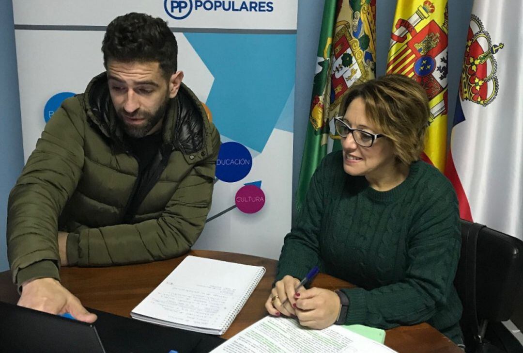 Álvaro Leuza y Ana Urrestarazu, secretario general y presidenta del PP en Castro Urdiales.