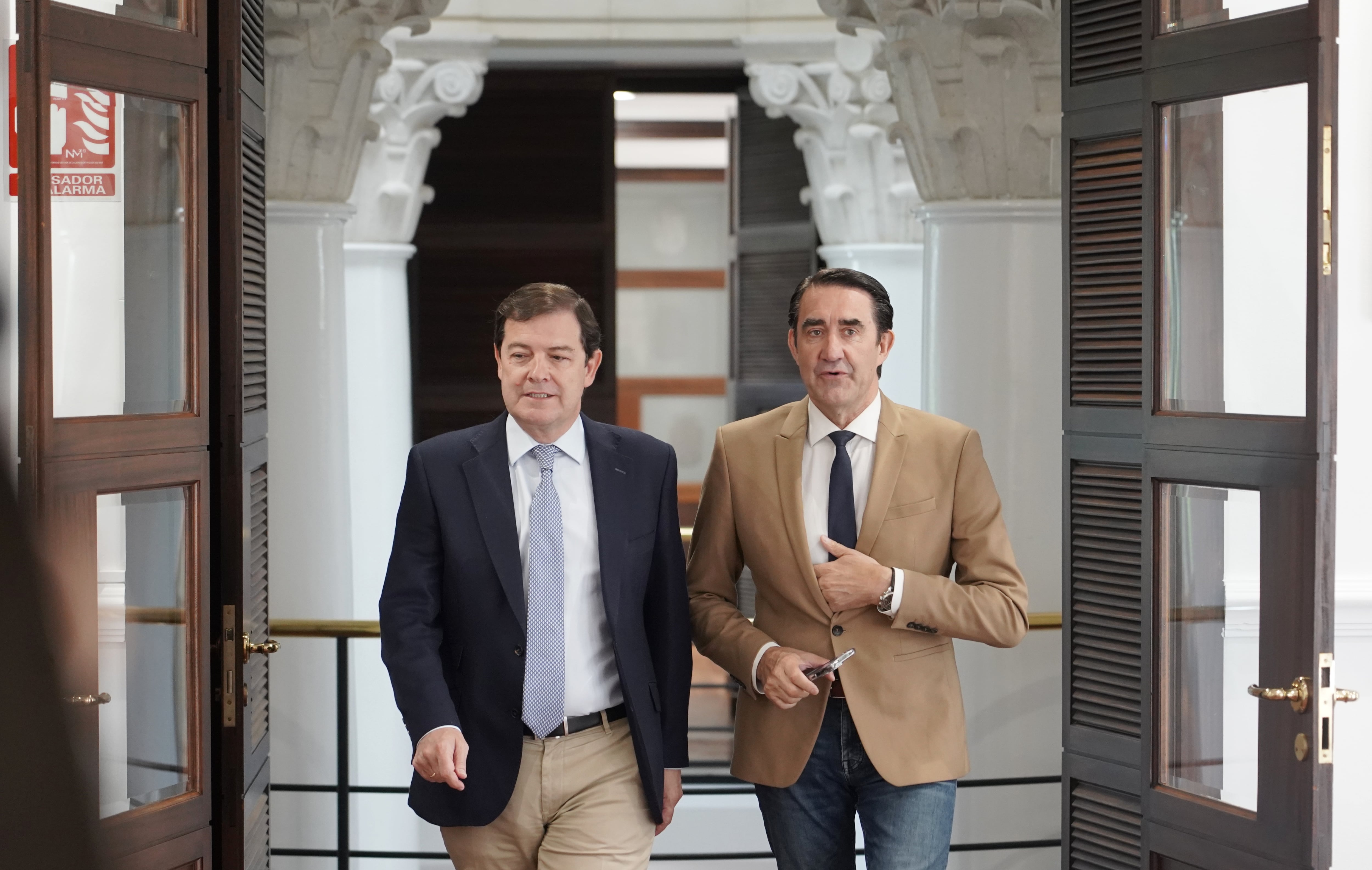 El presidente de la Junta de Castilla y León, Alfonso Fernández Mañueco, presenta medidas en materia de vivienda en la Comunidad. Junto a él, el consejero de Medio Ambiente y Vivienda, Juan Carlos Suárez-Quiñones