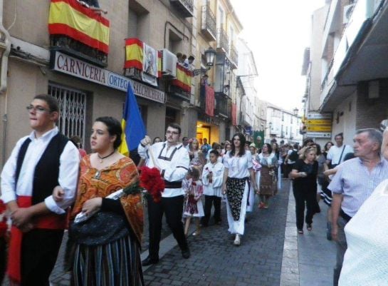 Colectivos como la asociación Hispano Rumana de la Provincia de Cuenca participaron en la ofrenda de 2016