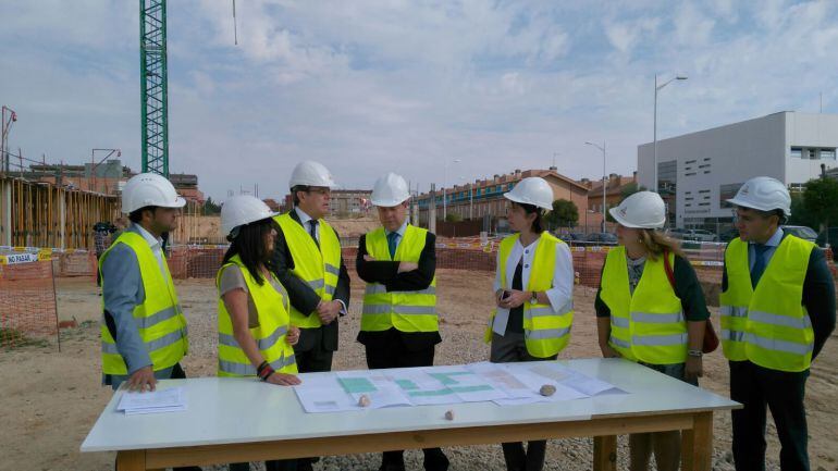 Emiliano García-Page visita las obras de la facultad de Farmacia, junto con la consejera de Educación, Reyes Estévez, y el rector de la UCLM, Miguel Ángel Collado