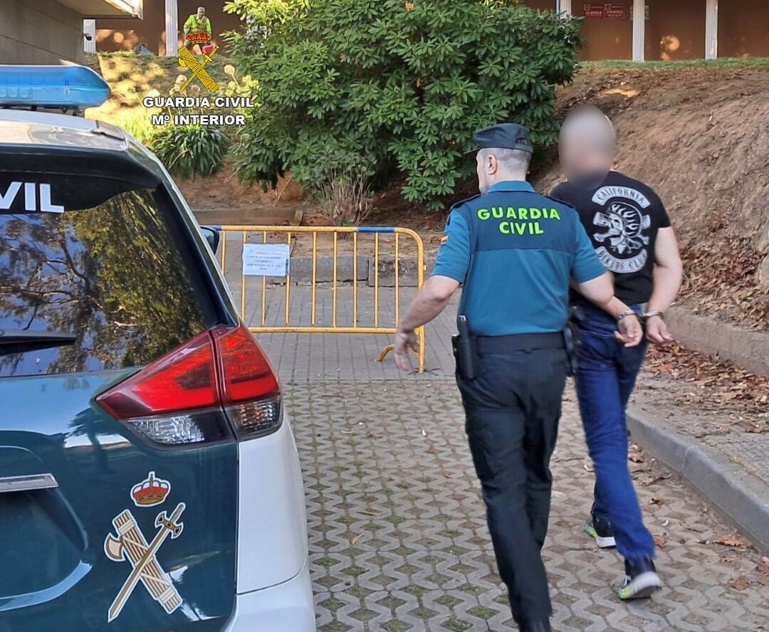 El detenido fue trasladado después a las dependencias de la Guardia Civil.