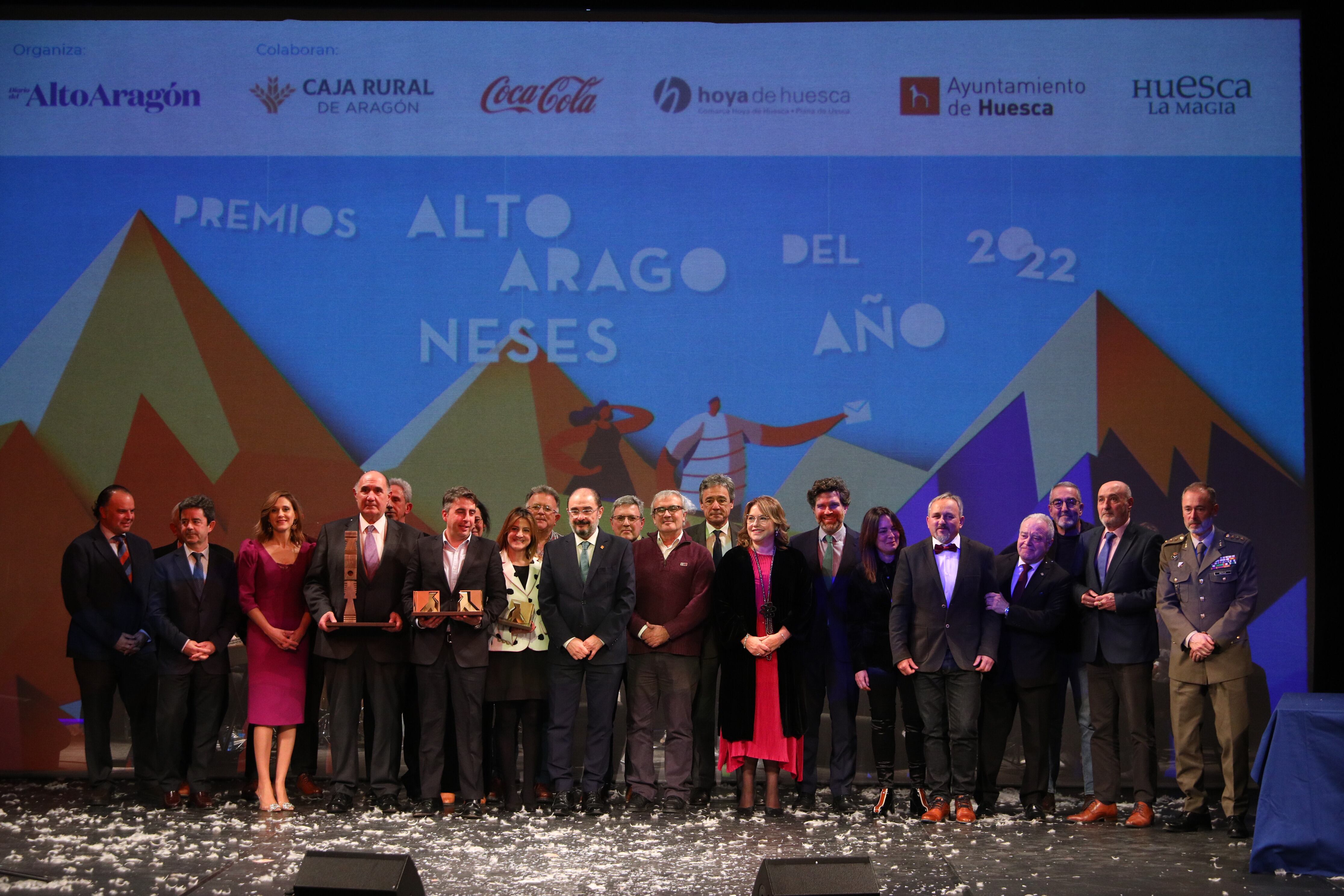 Foto de familia de los galardonados en la Gala de los Altoaragoneses, junto a los máximos responsables de Diario del Alto Aragón