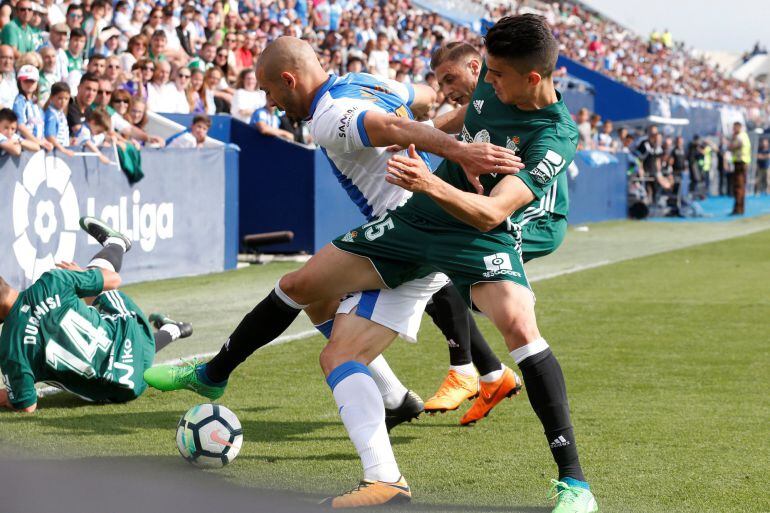 El defensa del Betis, Marc Bartra, y el delantero marroquí del Leganés, Nordin Amrabat, disputan el balón.