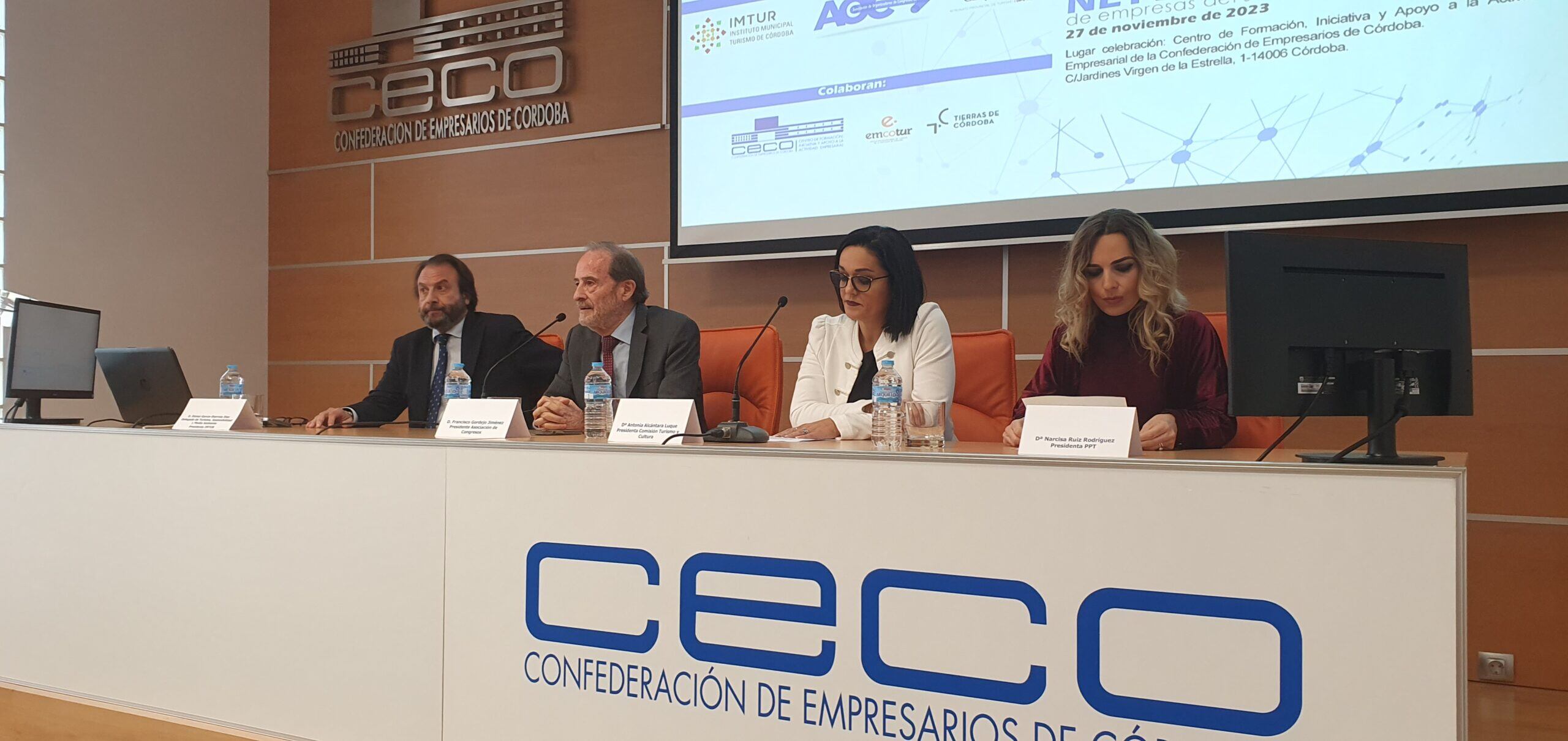 Comisión de Turismo de CECO. En el centro, Toñi Alcántara