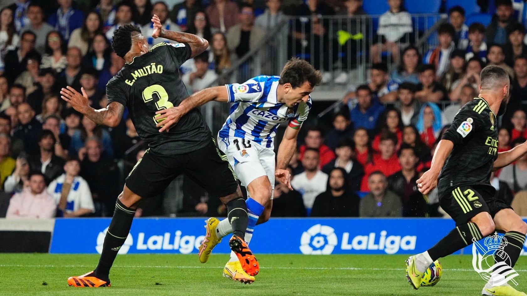 Mikel Oyarzabal es interceptado por Eder MIlitao