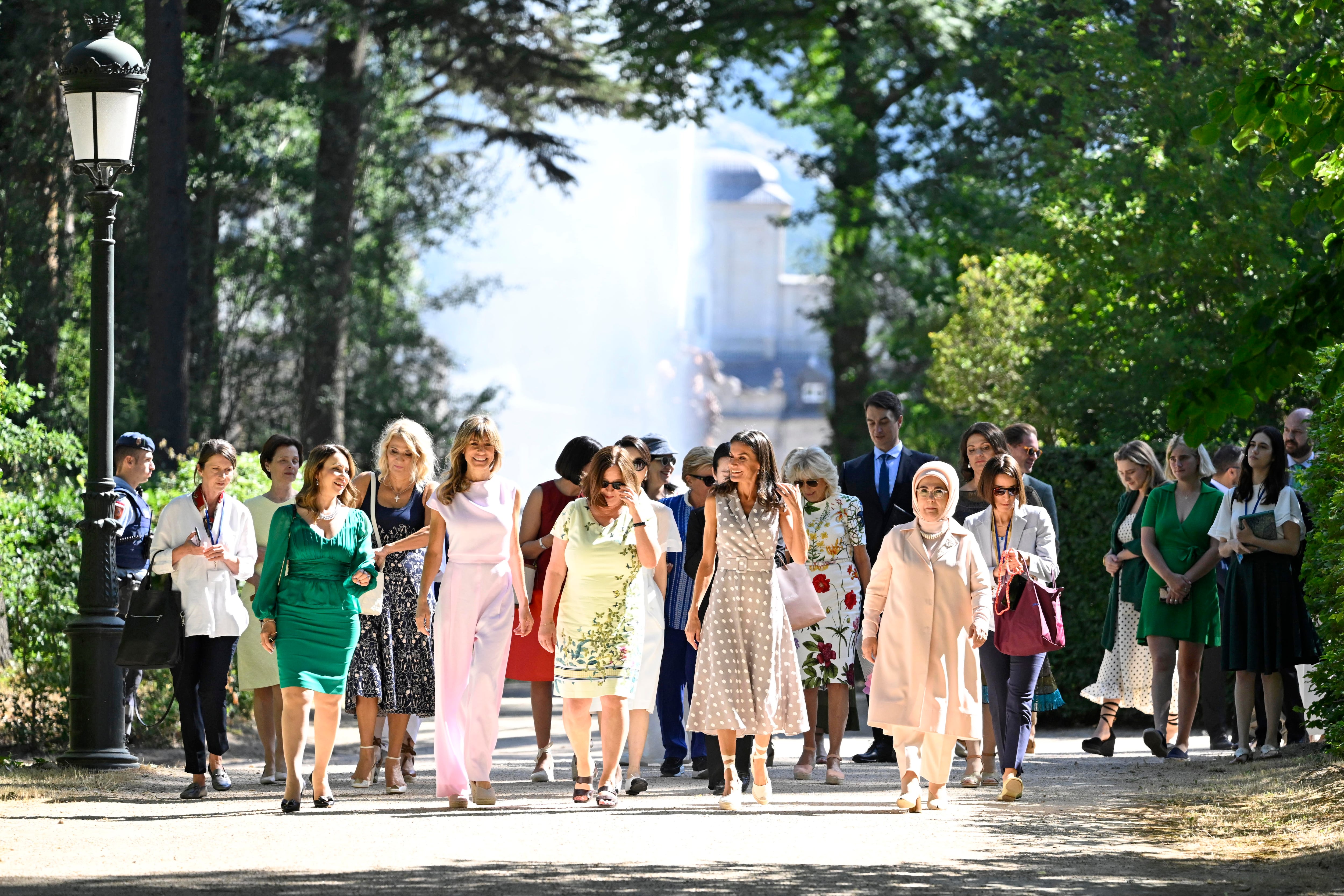 SEGOVIA, ESPAÑA - 29 DE JUNIO: Lydia Abela, Primera Dama de Malta, Annik Penders, Primera Dama de Bélgica, Begona Gómez, Primera Dama de España, Lidija Đukanović, Primera Dama de Montenegro, Ingrid Schulerud, Primera Dama de Noruega, Juraj Rizman, Socio del Presidente de Eslovaquia, Jill Biden, la Primera Dama de los Estados Unidos, la Reina Letizia de España, Diana Nausédiené Primera Dama de Lituania y Emine Erdoğan, Primera Dama de Turquía asisten a una Reunión con Las Primeras Damas en el Palacio Real de La Granja de San Ildefonso durante la Cumbre de la OTAN el 29 de junio de 2022 en Segovia, España. (Foto de Carlos Alvarez/Getty Images)