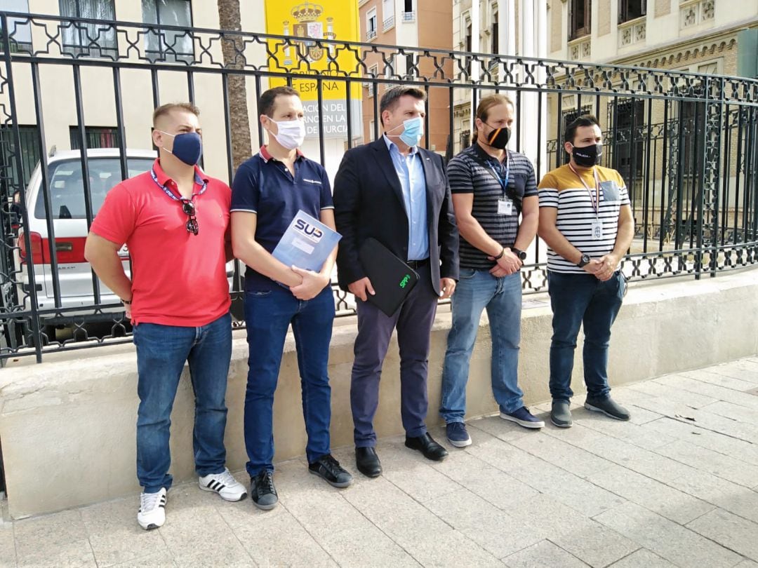 Representantes sindicales de la Policía Nacional de la Región de Murcia frente a la Delegación del Gobierno