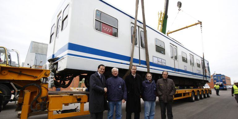 El exconsejero de Transporte, Pablo Cavero durante el traslado de los trenes CAF 5000 1ª serie que salieron desde Bilbao con destino a Buenos Aires 