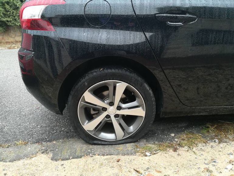 Vehículo con ruedas pinchadas