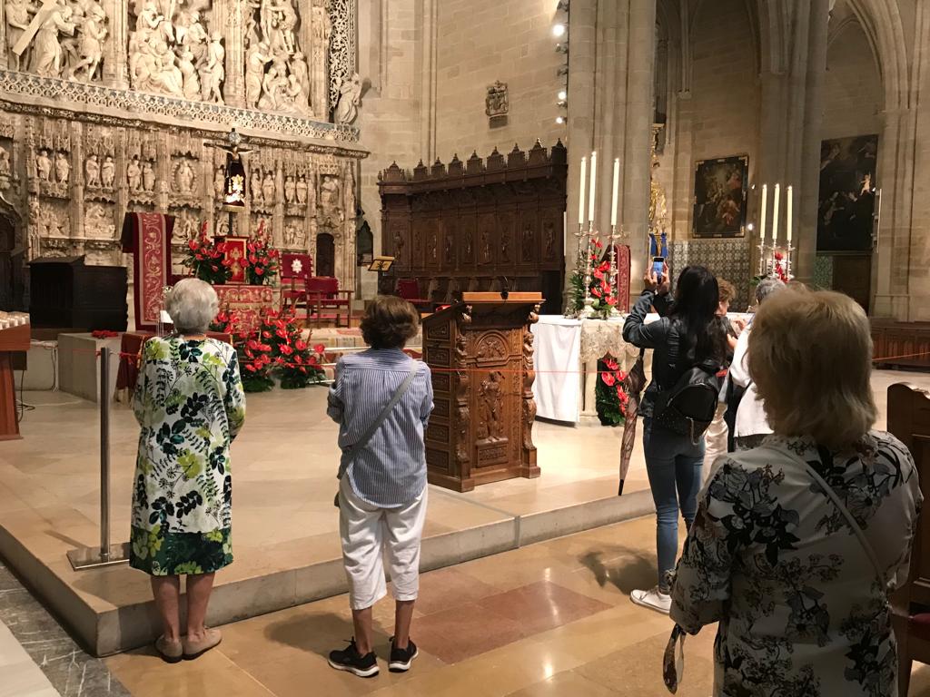 Oscenses fotografiando al Santo Cristo