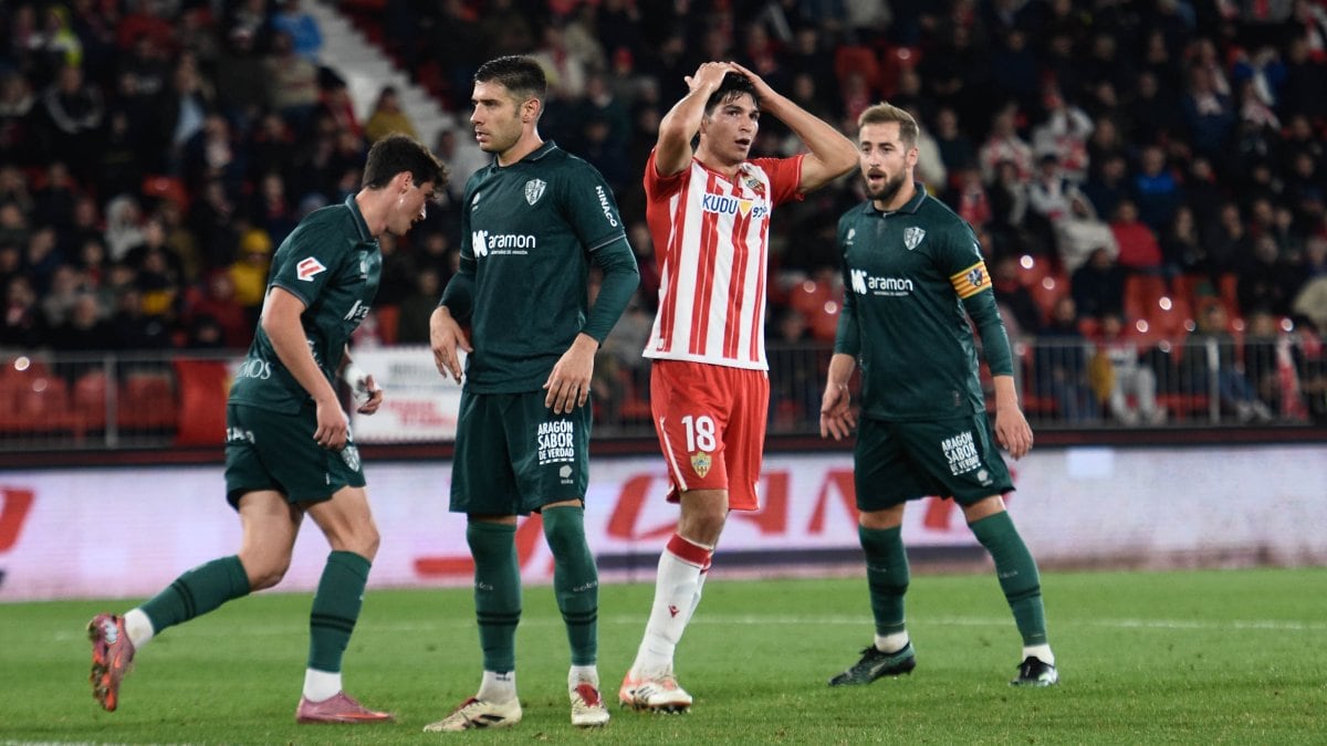 Federico Bonini desesperado después de fallar una ocasión rematando de cabeza por encima del travesaño.