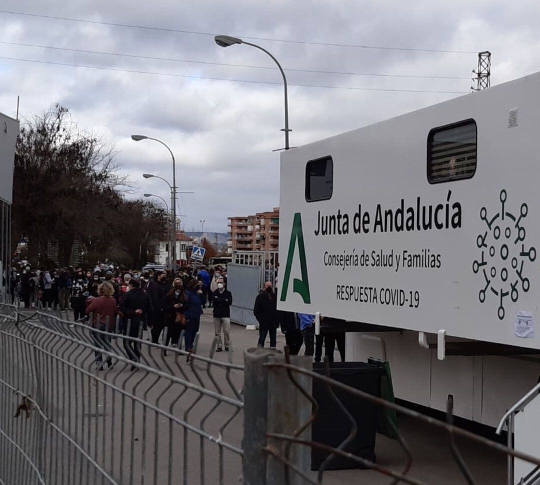 Vacunación contra la covid sin cita en el camión destinado por la Consejería de Salud para ello instalado para la ocasión estos 26 y 30 de enero de 2022 en la Feria de Muestras de Armilla (Granada)