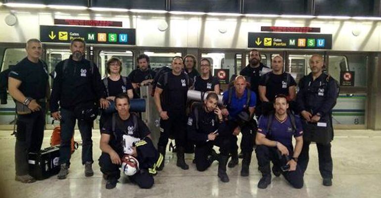 El equipo de Bomberos Unidos sin Fronteras antes de viajar hasta Quito para atender a las víctimas del terremoto