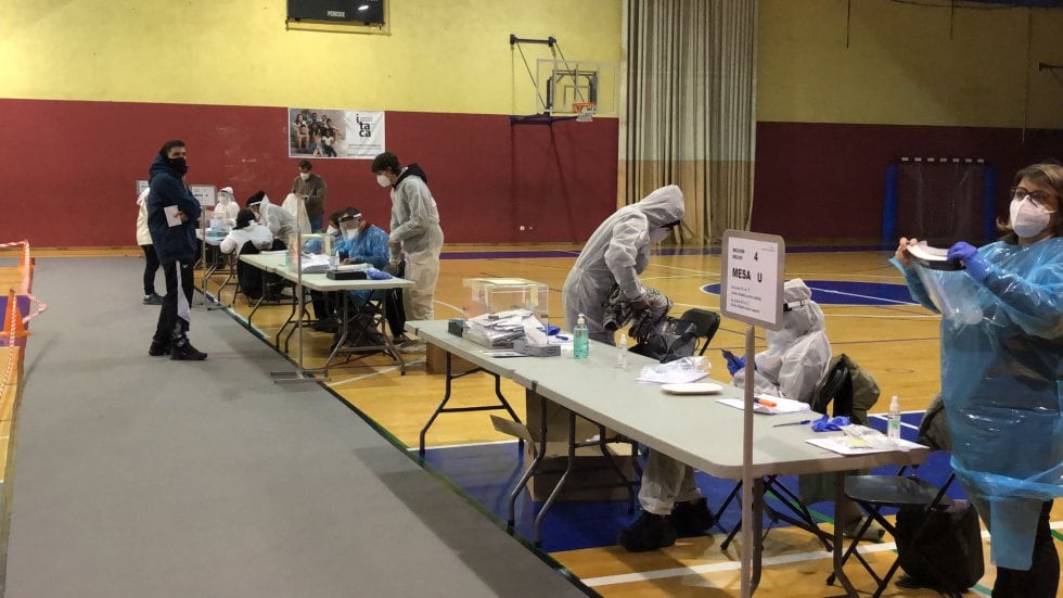 Los miembros de mesa con los trajes EPI para recibir a los votantes con COVID-19, sospechosos de contagio o que hayan tenido contacto estrecho con positivos.