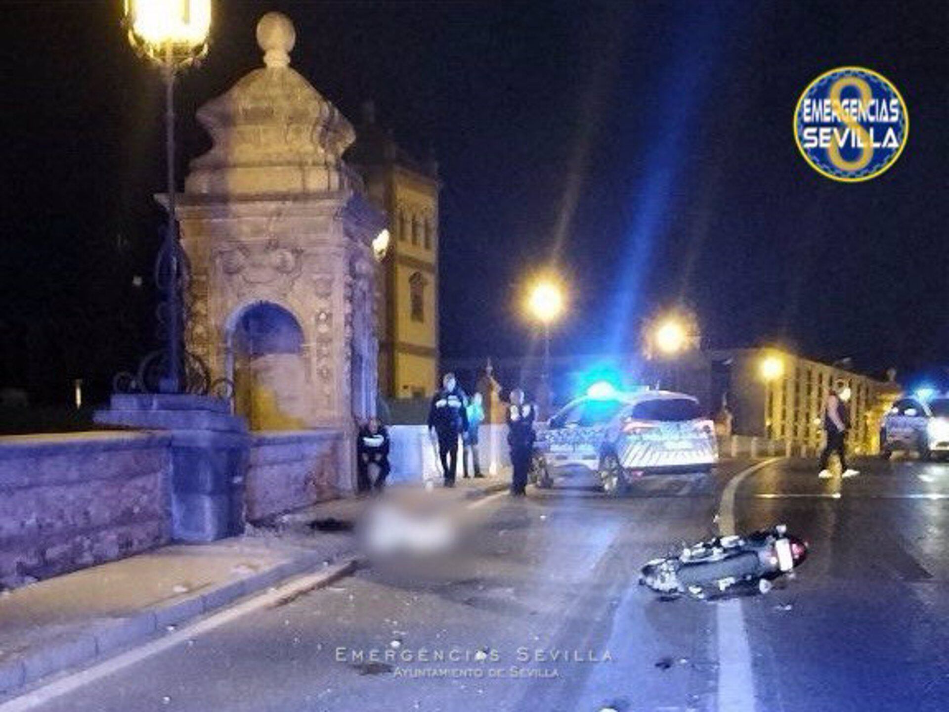 Motorista accidentado en el puente de San Bernardo (Sevilla) /Emergencias Sevilla