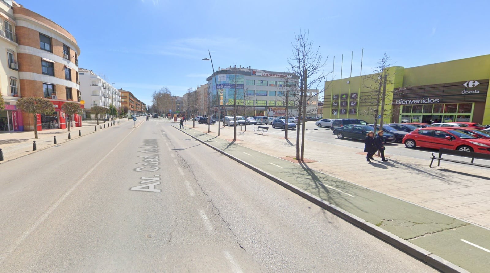 Avenida Ciudad de Linares, en la localidad jiennense de Úbeda, durante un día soleado.