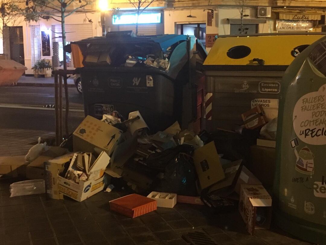 Contenedor de papel y cartón de la calle Matías Perelló con Luís Santángel