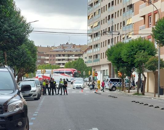 Agentes de la Policía Local y Policía Nacional en la calle Tarbes donde se produjo el accidente