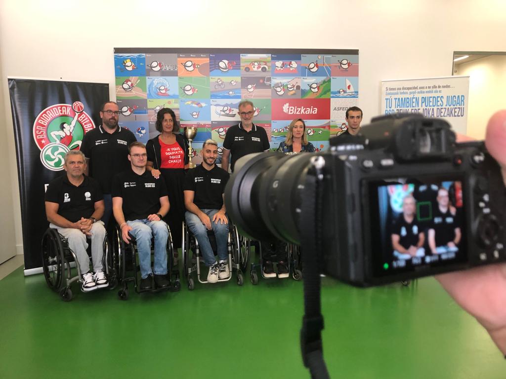 Bidaideak posa en la presentación de la temporada de baloncesto en silla de ruedas