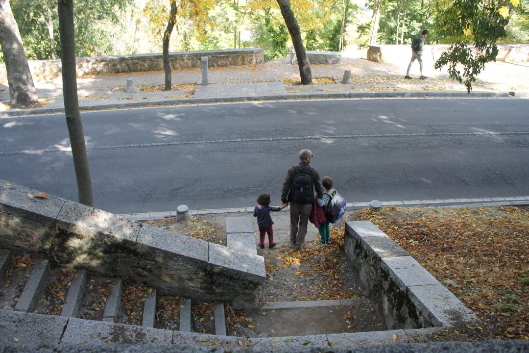 Acceso desde las escaleras de los Zuloaga