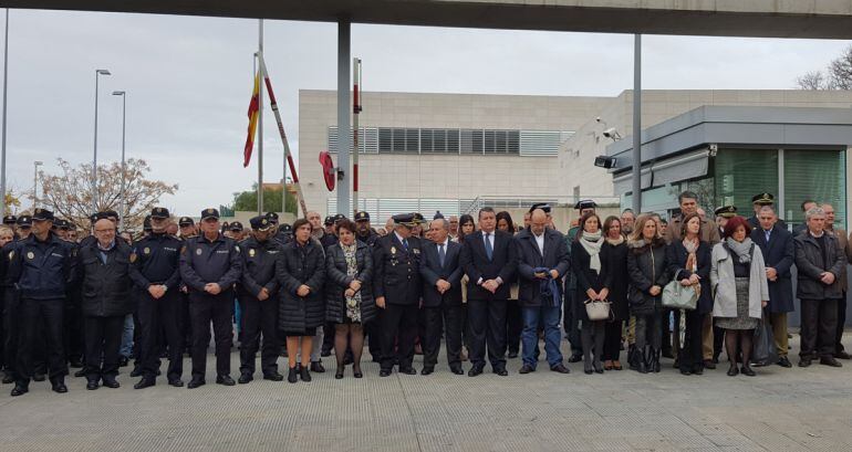 Concentración en la comisaría Norte de Granada en recuerdo de los dos policías nacionales asesinados en el atentado de Kabul, presidida por el delegado del Gobierno en Andalucía, Antonio Sanz