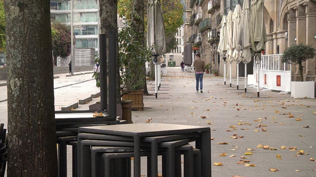 Paseo de Montero Ríos en Vigo con los establecimientos hosteleros cerrados.