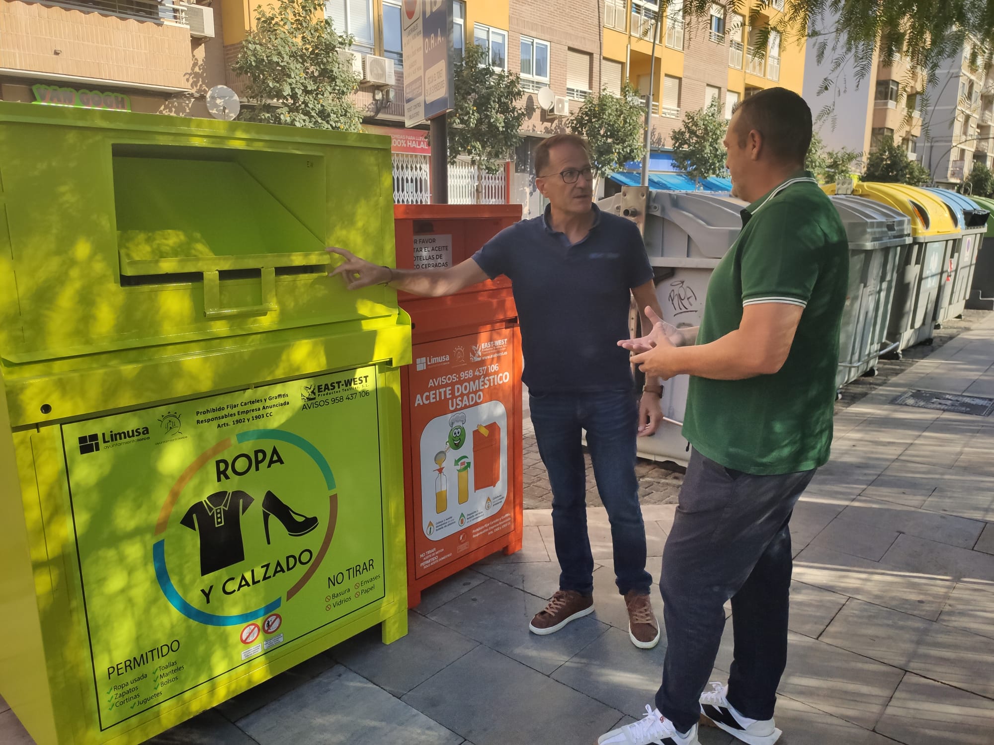 Lorca aumenta con 140 contenedores la recogida selectiva de aceite usado y ropa.