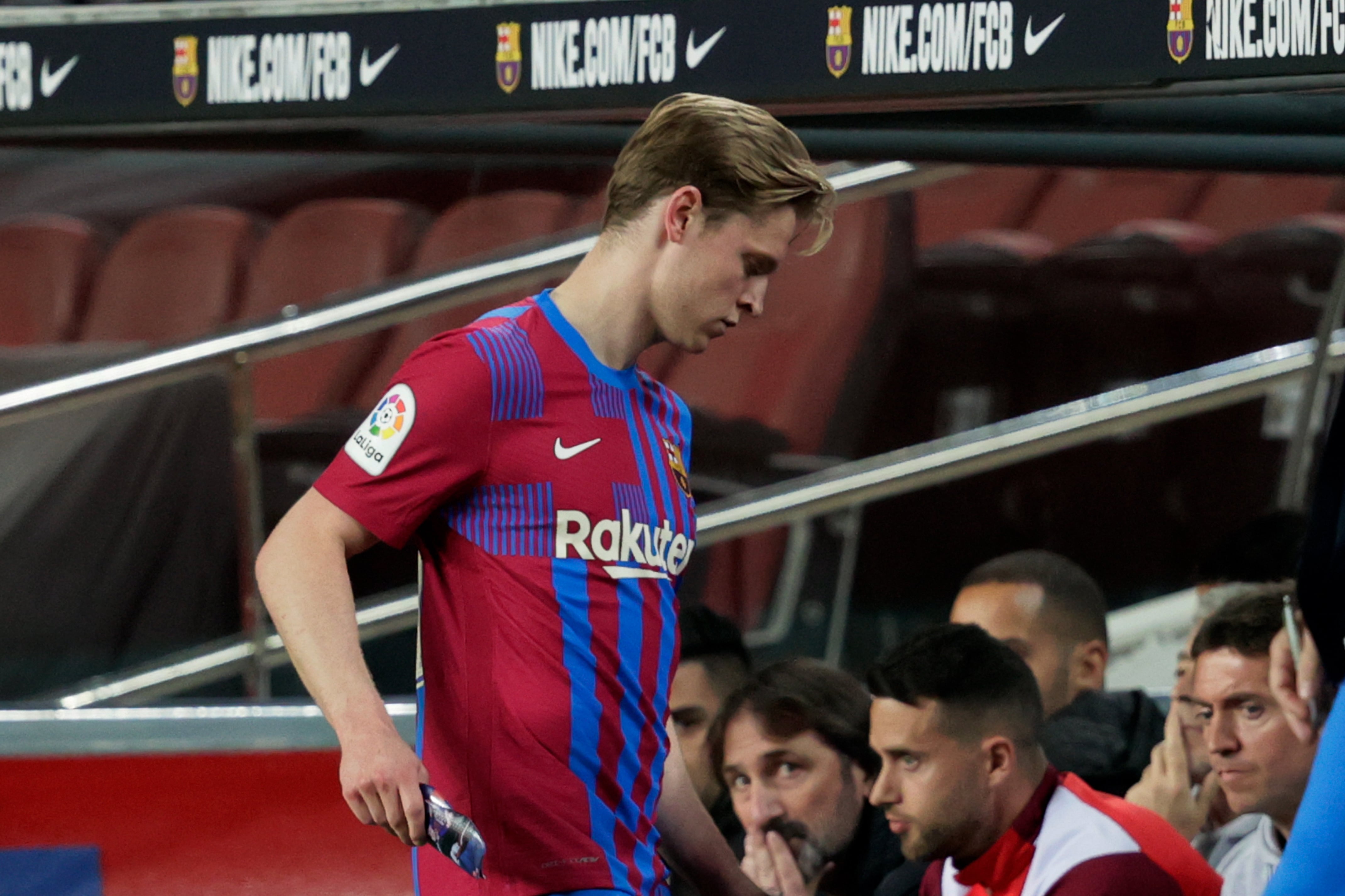 Frenkie de Jong se retira enfadado durante el partido contra el Rayo