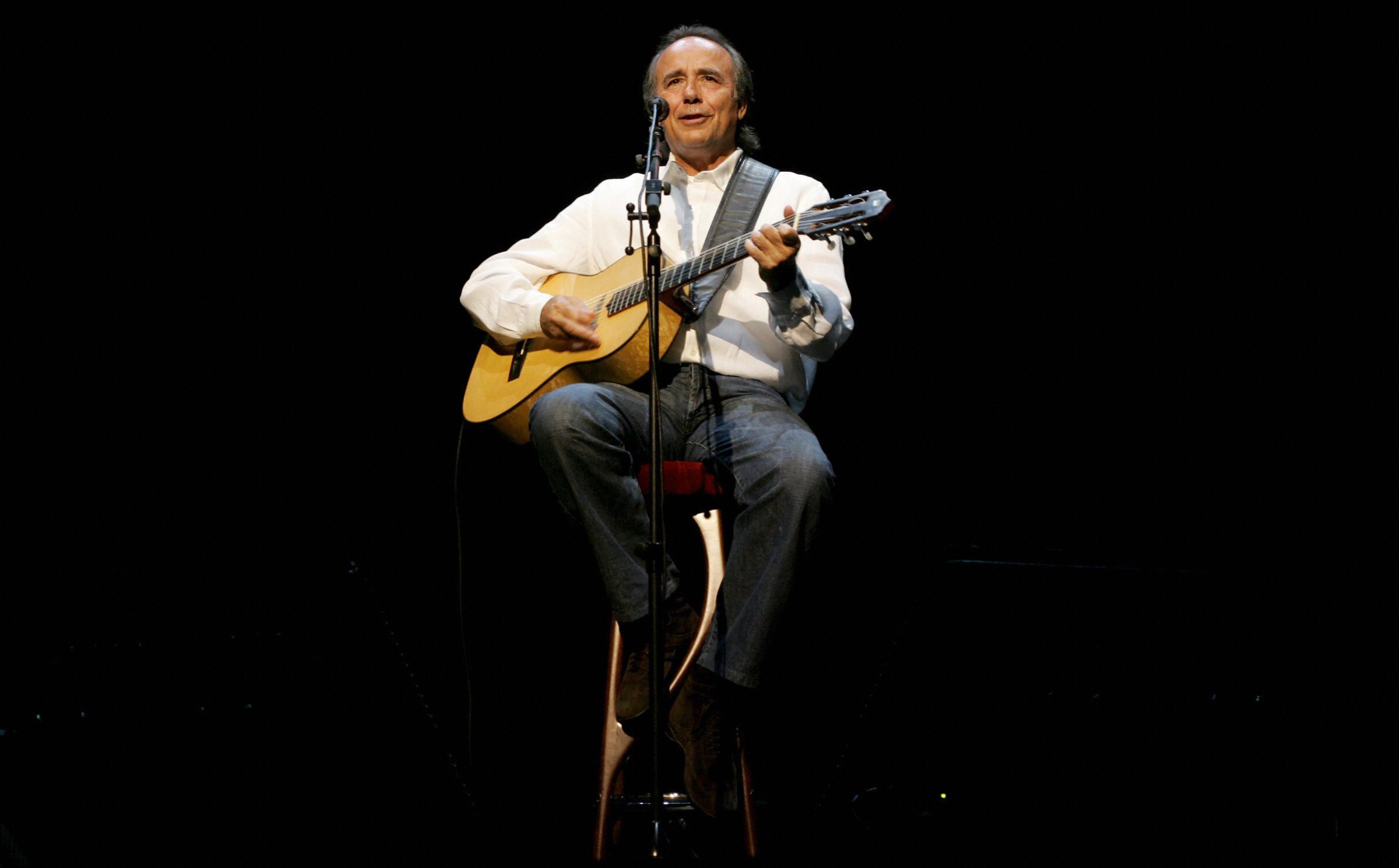 Joan Manuel Serrat en un concierto en el Teatro Albéniz, Madrid, en 2005