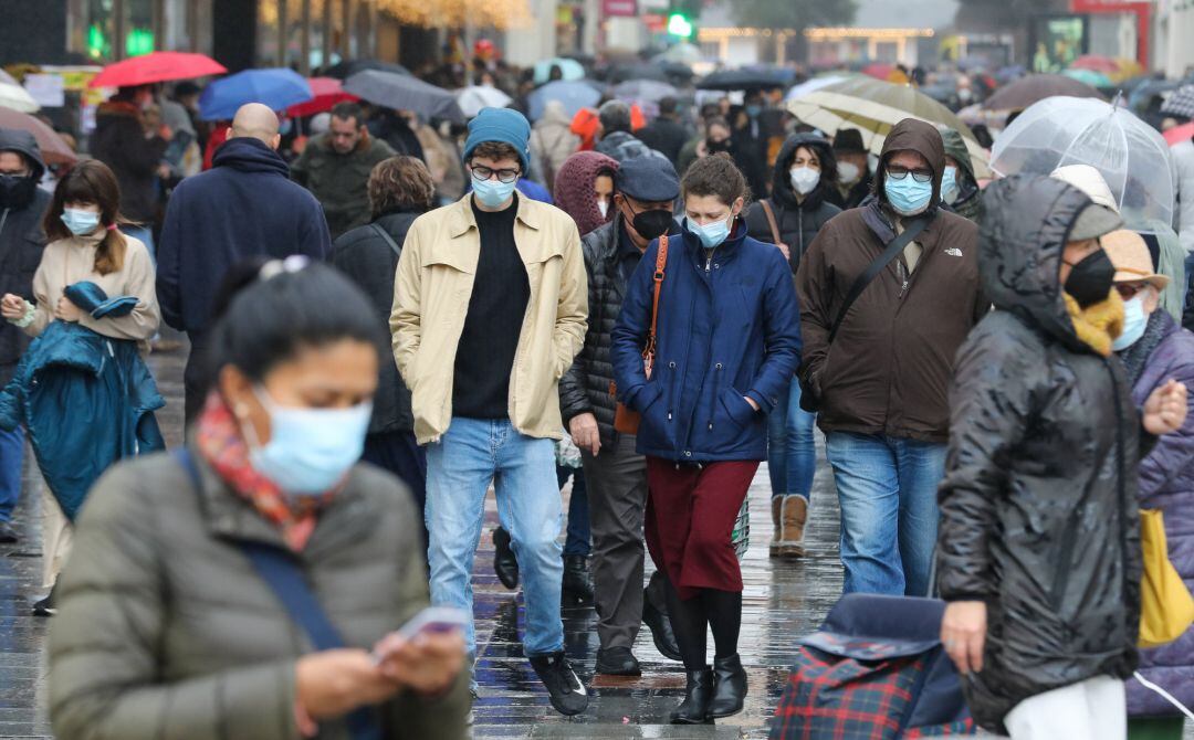 Varias personas con mascarilla en la calle