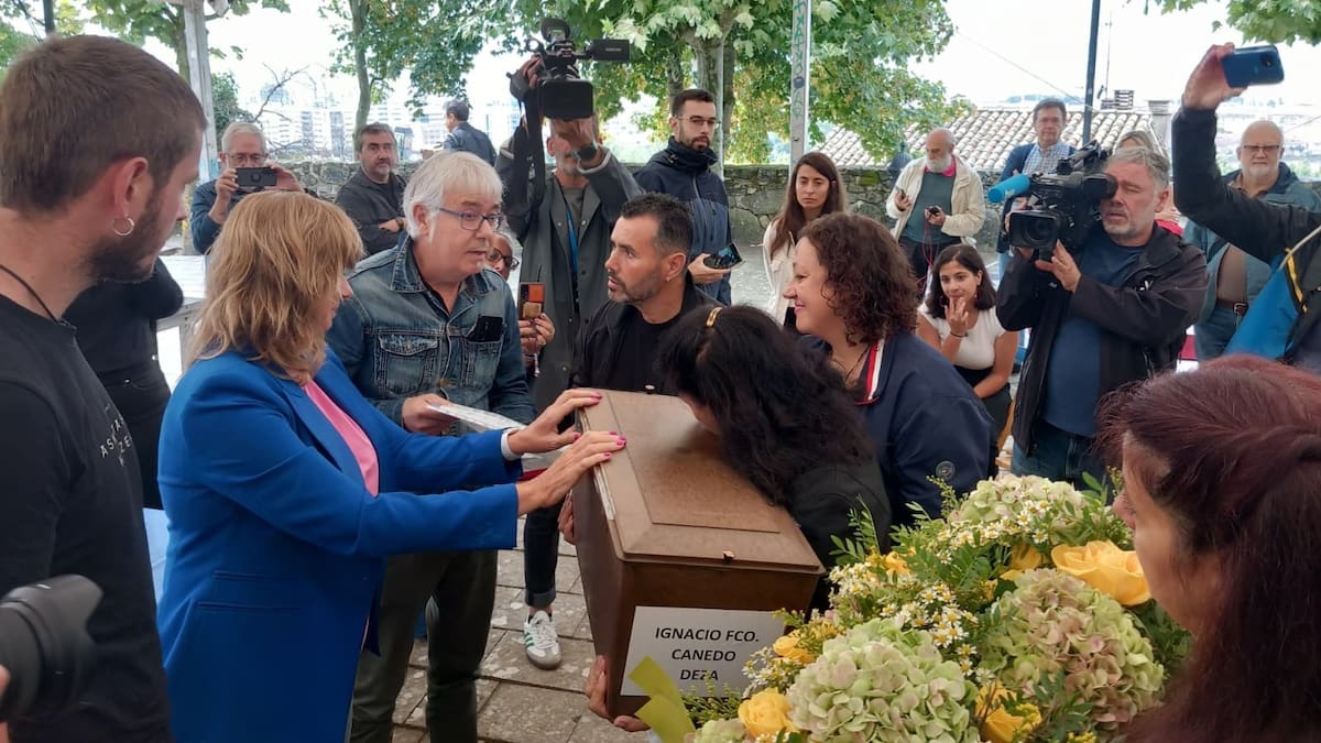 Una familia de origen estadounidense recibe los restos de Ignacio Francisco Caneda Deza, fusilado en el monte Ezkaba