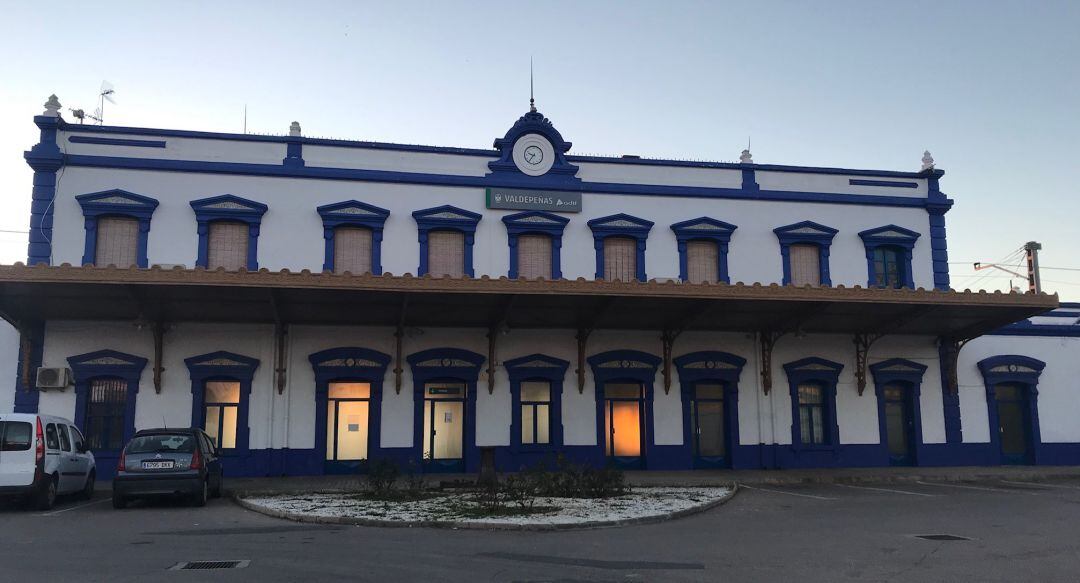 Imagen de archivo de la fachada de la estación de tren de Valdepeñas (Ciudad Real) 