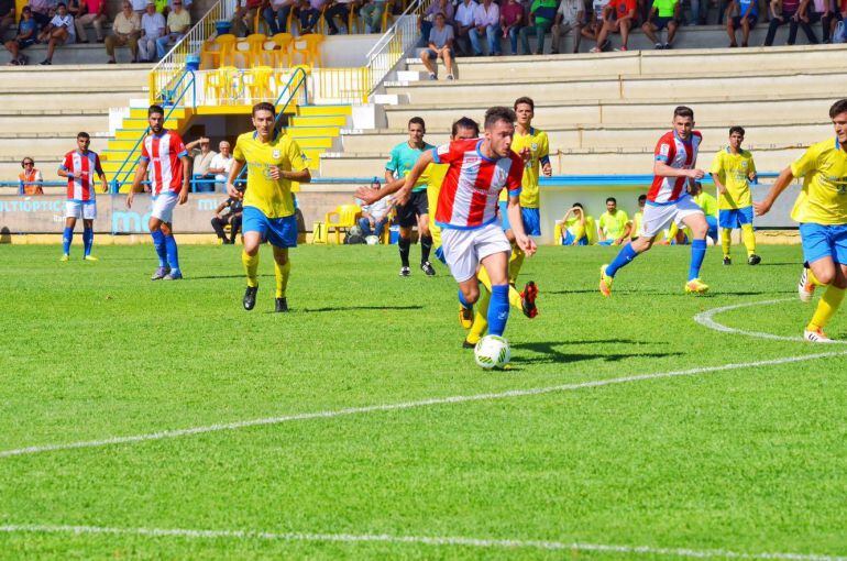 David Camps trata de controlar un balón.