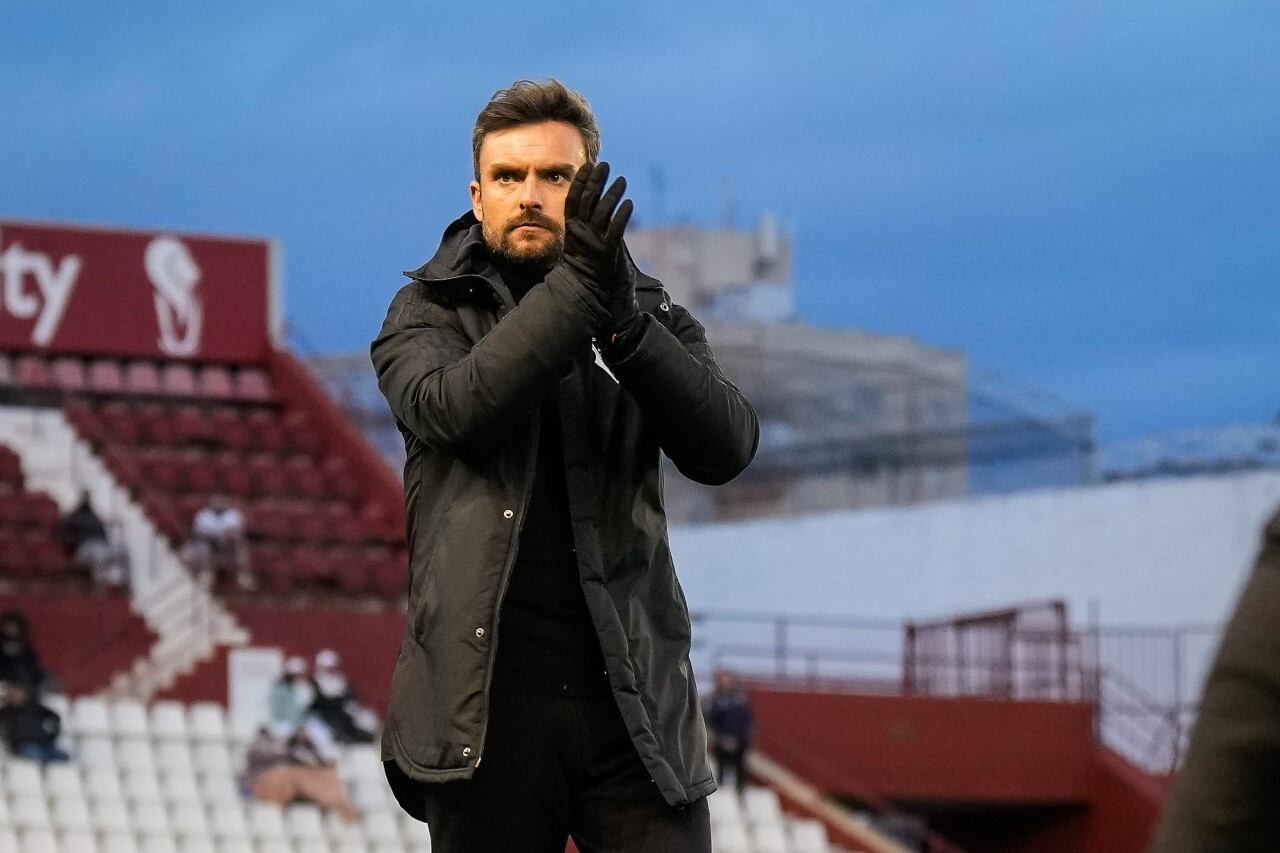 Rubén Albés saluda a su afición en el Carlos Belmonte