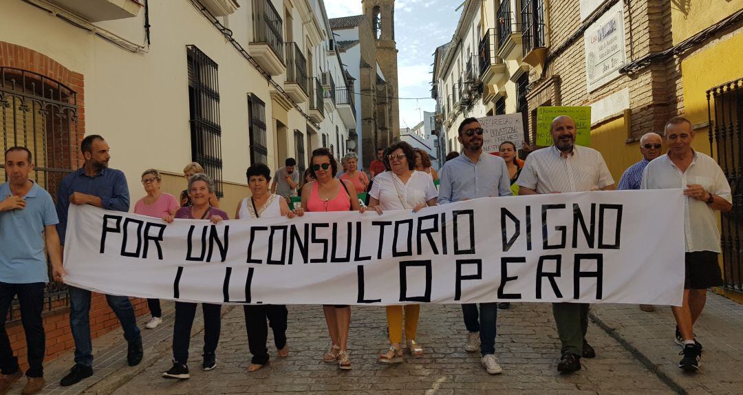 Representantes de Izquierda Unida y Adelante Andalucía participan en la marcha organizada en Lopera por un consultorio digno.