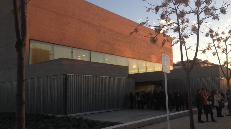 Exterior de la Biblioteca Pere Anguera.