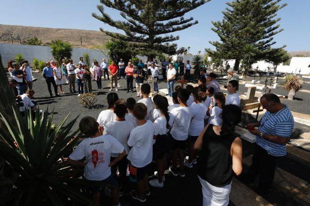 Trabajadores de los CACTs en el cementerio de Haría durante el homenaje a César Manrique