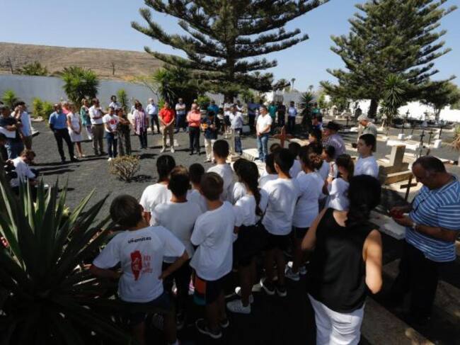 Trabajadores de los CACTs en el cementerio de Haría durante el homenaje a César Manrique