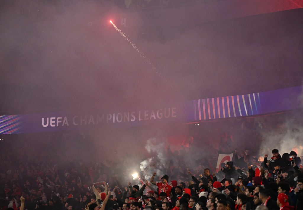 Los aficionados del Benfica lanzan fuegos artificiales en el partido ante el Barça