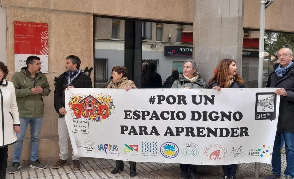 Protesta de la Plataforma por un Espacio Digno para Aprender, ante la Dirección Territorial de la Conselleria. Imagen de archivo